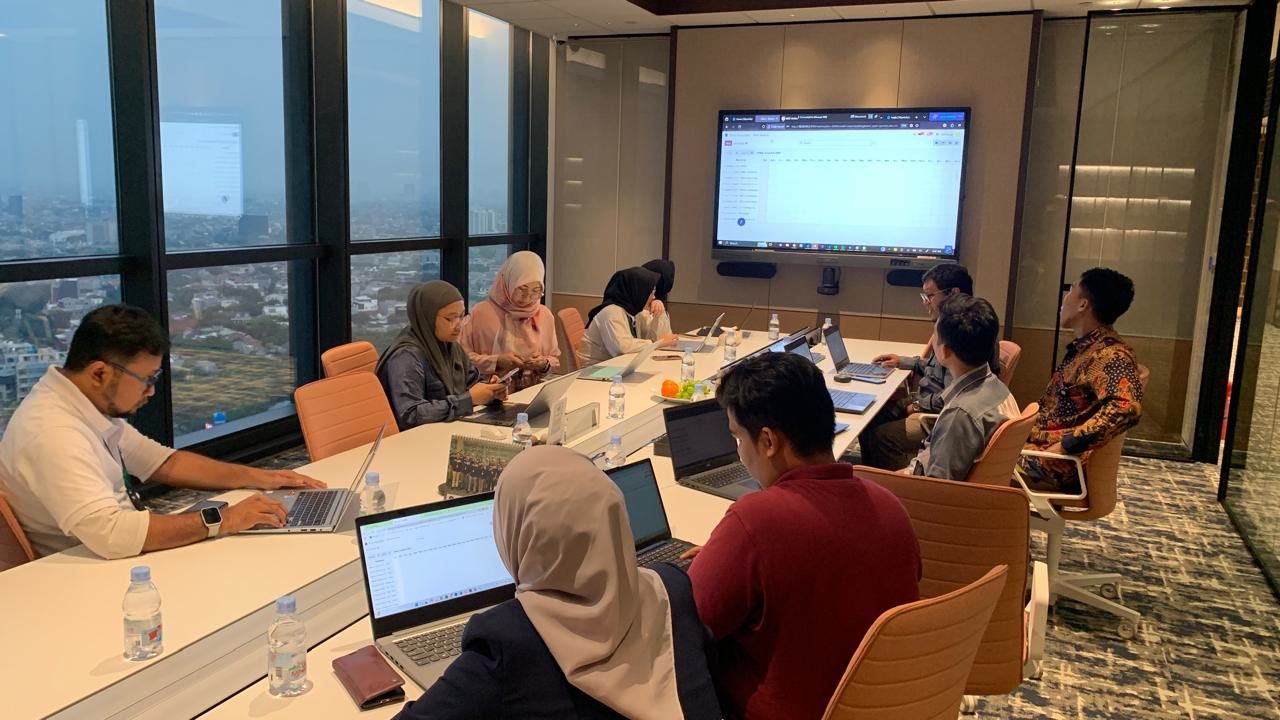 Sesi kerja bersama dengan laptop dan layar presentasi dalam dokumentasi SDI
